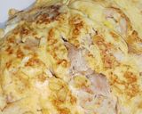 รูปขั้นตอนการทำที่ 3 ของ ไข่เจียวไก่สับราดซอสพริก (Omelette with minced chicken and chili sauce)