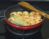 Foto langkah ke 2 dari resep Udang goreng mentega.