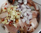 Hình bước làm 1 của món Thịt vai heo kho xá xị