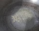 Foto langkah ke 4 dari resep Nasi Goreng Kunyit Teri Nasi.