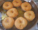 Foto langkah ke 5 dari resep Donat Tanpa Telur, Empuk!.