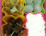 Foto langkah ke 4 dari resep Bekal Sekolah Khansa : nasi, tumis wortel&kol, sate ayam dan lengkeng.