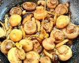 Foto del paso 3 de la receta: Salteado de setas y champiñones con miel