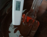 Foto del paso 4 de la receta: Bombones de chocolate rellenos de reducción de ponche