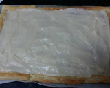 Foto del paso 3 de la receta: Tarta de hojaldre con nísperos, fresas y plátano