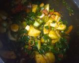 A picture of step 4 of Spring onion with patato in 5 minutes.