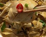 A picture of step 5 of Stir-fried Soy Tofu Sheets with Chili Peppers.