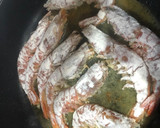 Foto del paso 3 de la receta: Rape en salsa con gambones y patata panadera