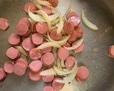 Foto del paso 2 de la receta: Espaguetis con salchichas en salsa de tomate