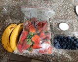 Foto del paso 1 de la receta: Batido banano, fresas y arándanos