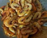 Gambar langkah 4 resipi Udang goreng kunyit🍤.