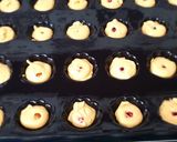Une image de l'étape 6 de Coquelines de mon enfance a la framboise et a l'abricot.