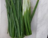 A picture of step 1 of Spring Onion Sabji.