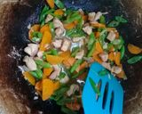 Foto langkah ke 3 dari resep Tumis Wortel Buncis Ayam.