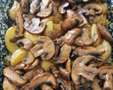 Savanyú káposzta ágyon sült krumpli gombával recept fázis 3 fotója