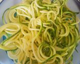 Foto del paso 1 de la receta: Fideos de calabacita con salsa de espinacas