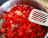 Foto del paso 3 de la receta: Merluza en salsa de pimiento rojo
