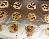 Foto del paso 5 de la receta: Galletas de queso con albaricoques, pasas y avellanas