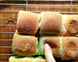 Foto langkah ke 7 dari resep Roti Sobek Lembut Pandan Strawberry.