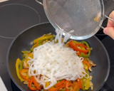 Foto del paso 4 de la receta: Noodles de arroz con pimientos y pollo