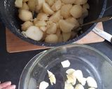 Zapiekanka ziemniaczana z cebulą, kiełbasa z kurczaka i serem krok przepisu 1 zdjęcie