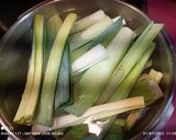 Foto del paso 1 de la receta: Arroz con manitas de conejo, cigalas, sepia y langostinos