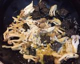 金莎豬血糕炒鴻喜菇的食譜步驟4照片