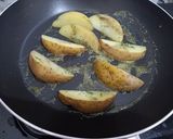 Foto langkah ke 4 dari resep Potato Wedges Panggang Teflon.