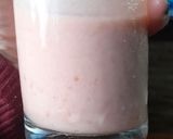 Foto del paso 2 de la receta: Licuado de banana frutilla y leche