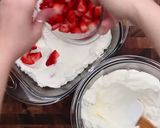 A picture of step 2 of Strawberry ice box cake.