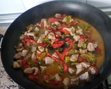 Foto del paso 2 de la receta: Paella de calamaritos y magro