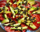 Foto del paso 4 de la receta: Ensalada de tomate rosa con tartar de algas y aguacate