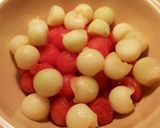 Foto del paso 6 de la receta Sandia rellena de frutas, en salsa de confituras
