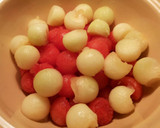 Foto del paso 6 de la receta: Sandia rellena de frutas, en salsa de confituras
