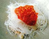 รูปขั้นตอนการทำที่ 2 ของ ผัดหมี่น้ำพริกกะปิกับไข่เจียวถั่วงอก