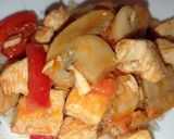 Gombás csirkemellkockák paradicsomosan recept fázis 4 fotója
