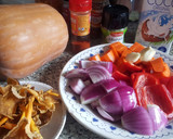 Foto del paso 1 de la receta: Crema de calabaza especiada con rebozuelos y leche de coco