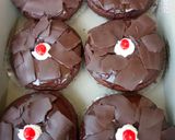 Foto langkah ke 11 dari resep Donat Blackforest.