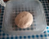 Une image de l'étape 1 de Fatayer aux oignons et tomates.