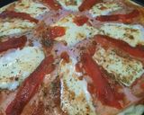 Foto del paso 6 de la receta: Para compartir en casa, pizza con jamón y morrón - súper cargada doble queso