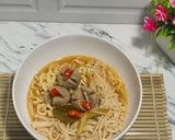Foto langkah ke 5 dari resep Mie Jamur Enoki Kuah Tomyam (kaldu dari kulit udang).