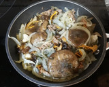 Foto del paso 5 de la receta: Ensalada tibia de cebolla y setas variadas