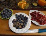 Foto del paso 2 de la receta: Vino con frutas rojos y arándanos azules