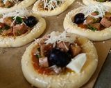 صورة لخطوة 3 من وصفة مني بيتزا 🍕 عصرية