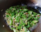 Foto langkah ke 5 dari resep Tumis Pare Jagung Manis.