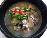 A picture of step 4 of Oyster brown rice cake soup牡蛎豆芽年糕汤.