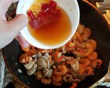 Hình bước làm 6 của món Tôm Ba rọi rim nước dừa
