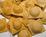 Foto del passaggio 1 della ricetta Ravioli di borragine, ricotta e pistacchi