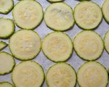 Foto del paso 2 de la receta: Snack saludable de zucchini 🥒Zapallito largo horneado con aceite de oliva virgen extra y especias