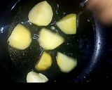 A picture of step 4 of Aloo Anday Ka Salan.